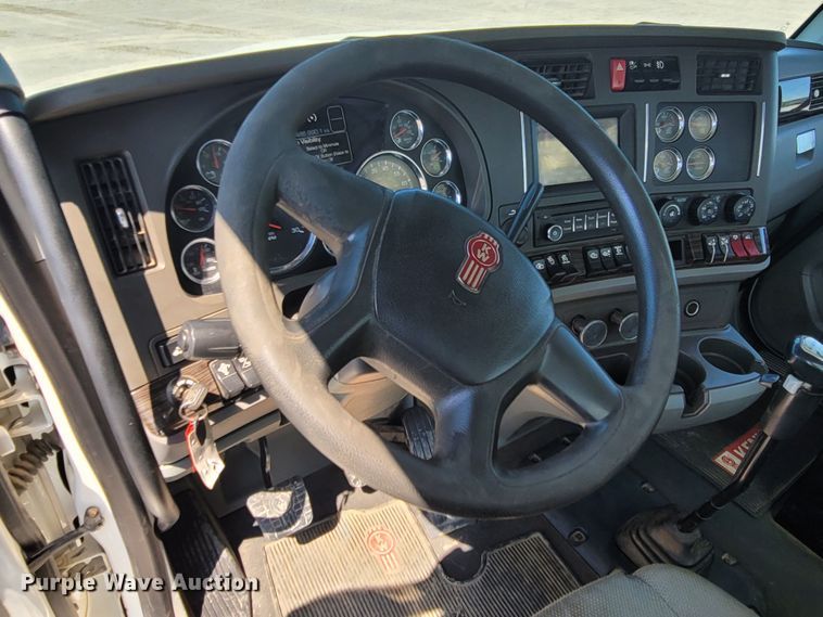 image for item DM4181 2015 Kenworth T880  semi truck