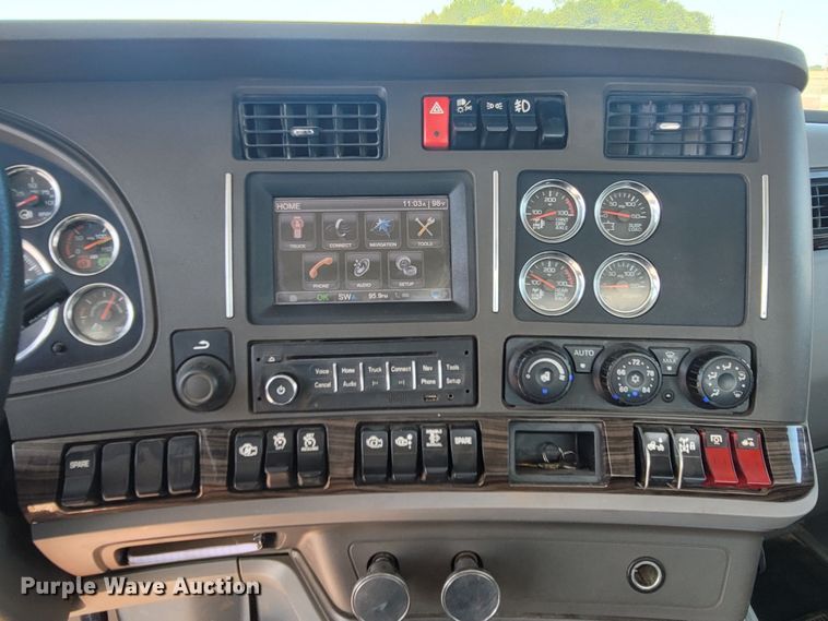 image for item DM4181 2015 Kenworth T880  semi truck