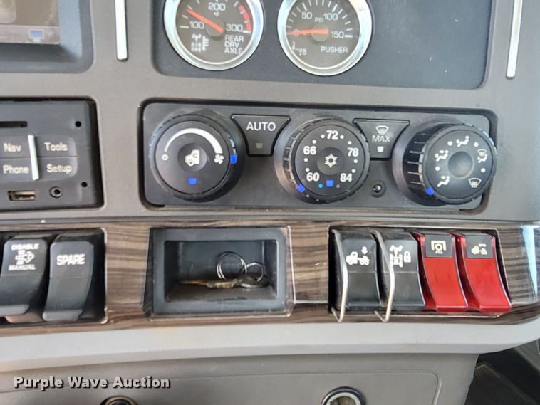 image for item DM4181 2015 Kenworth T880  semi truck