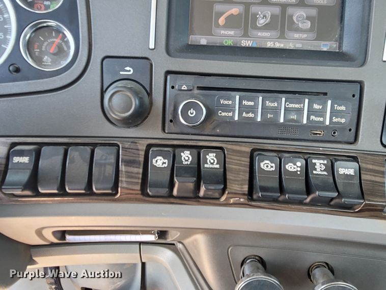 image for item DM4181 2015 Kenworth T880  semi truck