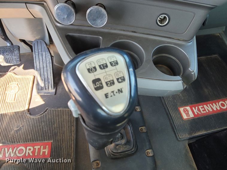 image for item DM4181 2015 Kenworth T880  semi truck