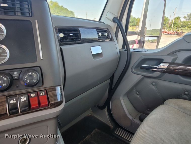 image for item DM4181 2015 Kenworth T880  semi truck