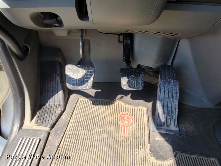 image for item DM4181 2015 Kenworth T880  semi truck