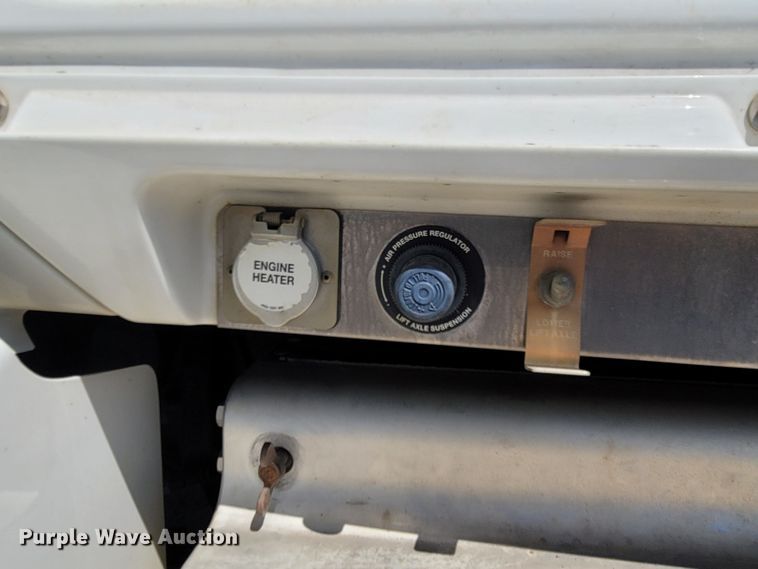 image for item DM4181 2015 Kenworth T880  semi truck