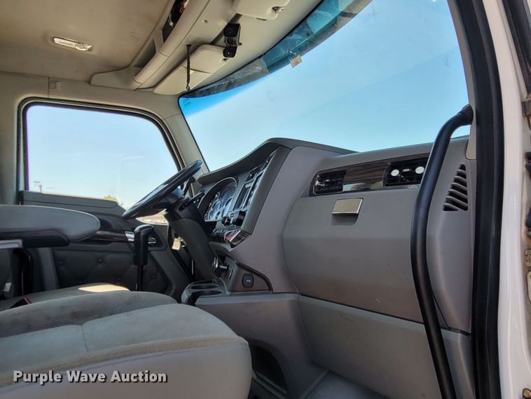 image for item DM4181 2015 Kenworth T880  semi truck