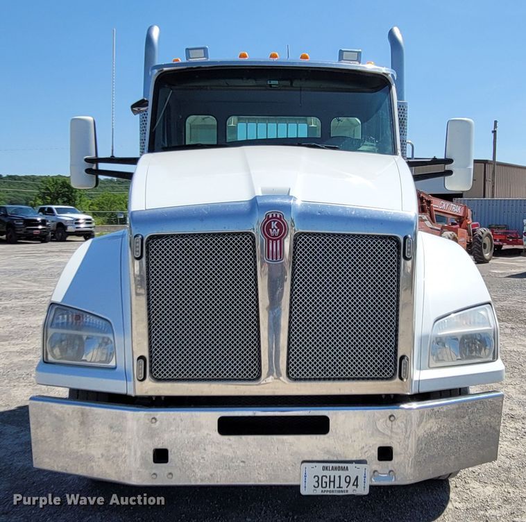 image for item DM4181 2015 Kenworth T880  semi truck