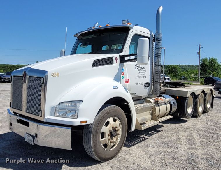 image for item DM4181 2015 Kenworth T880  semi truck
