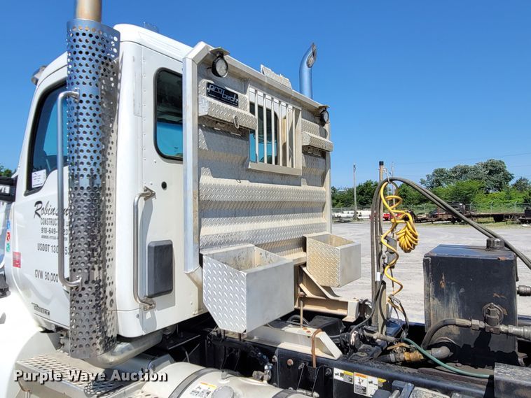 image for item DM4181 2015 Kenworth T880  semi truck