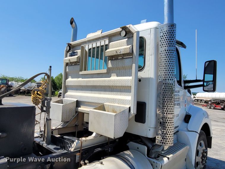 image for item DM4181 2015 Kenworth T880  semi truck