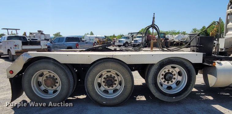 image for item DM4181 2015 Kenworth T880  semi truck