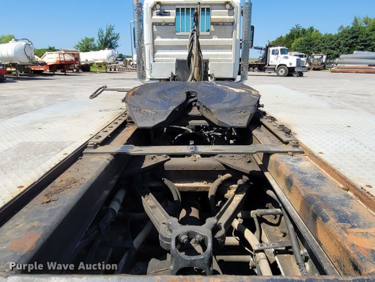 image for item DM4181 2015 Kenworth T880  semi truck