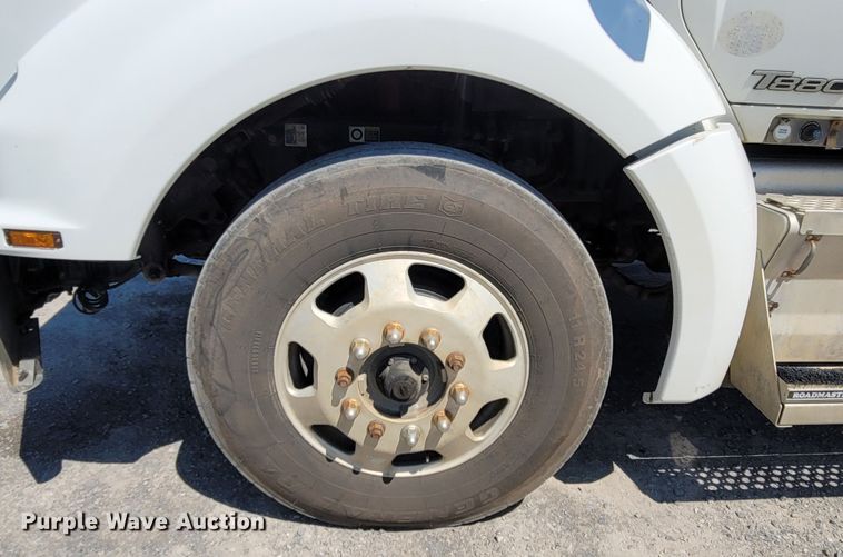 image for item DM4181 2015 Kenworth T880  semi truck