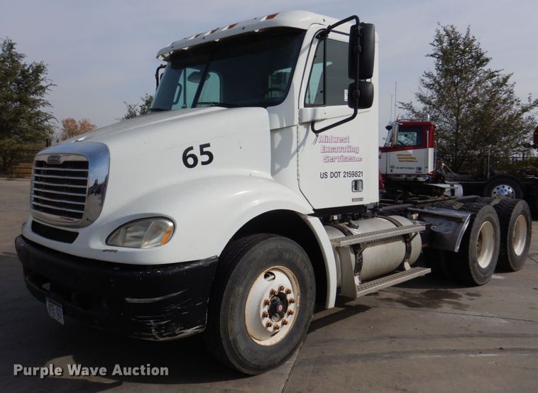 image for item DM8084 2005 Freightliner Columbia  semi truck