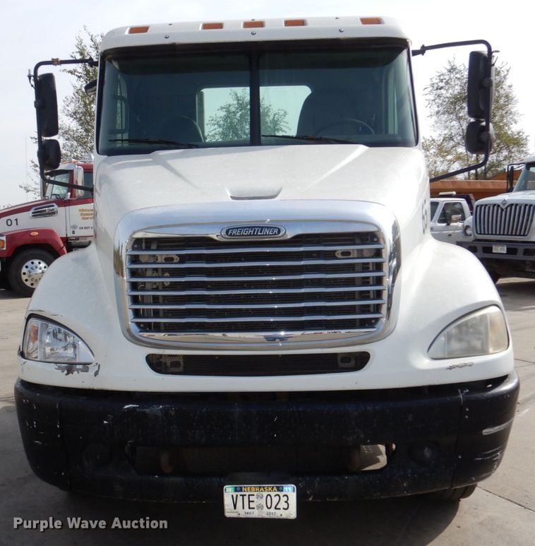 image for item DM8084 2005 Freightliner Columbia  semi truck