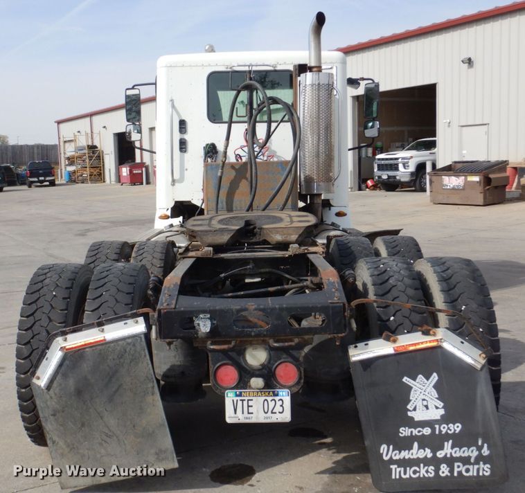 image for item DM8084 2005 Freightliner Columbia  semi truck