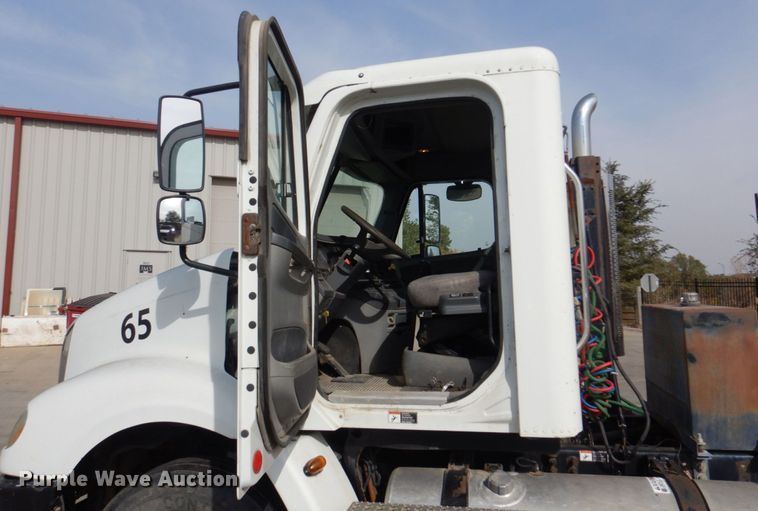 image for item DM8084 2005 Freightliner Columbia  semi truck