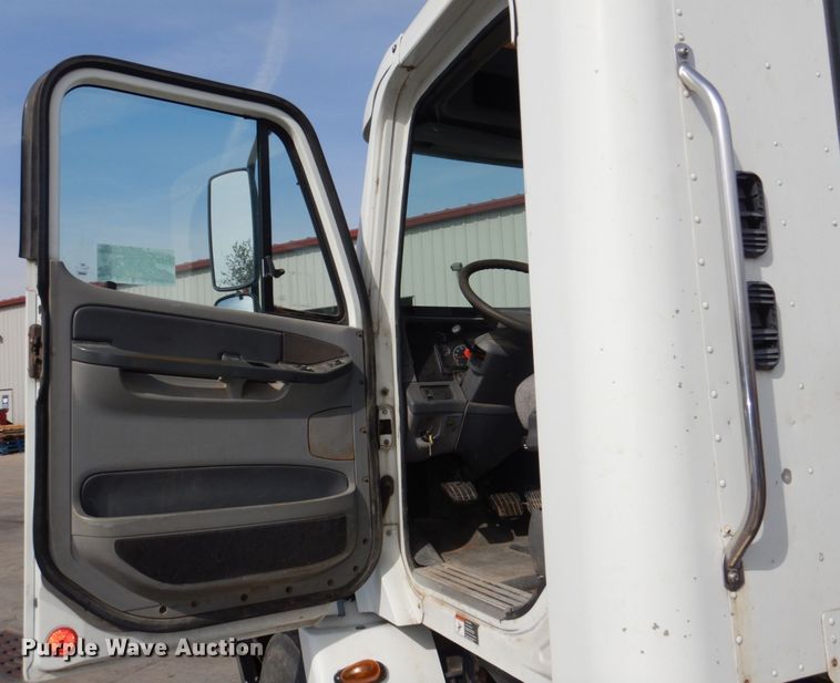 image for item DM8084 2005 Freightliner Columbia  semi truck