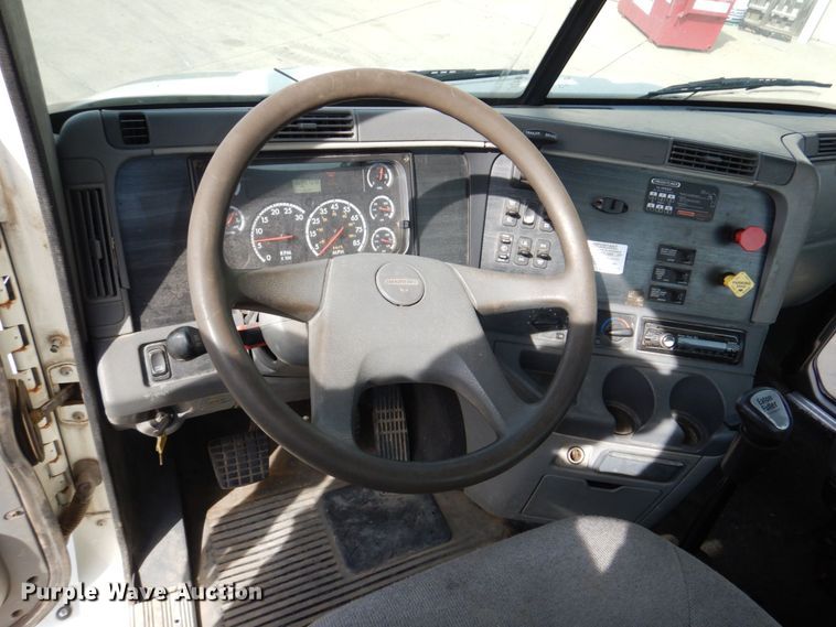 image for item DM8084 2005 Freightliner Columbia  semi truck