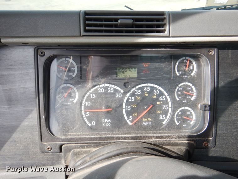 image for item DM8084 2005 Freightliner Columbia  semi truck