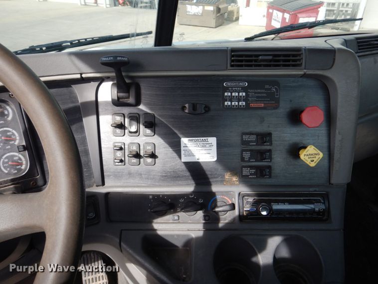 image for item DM8084 2005 Freightliner Columbia  semi truck