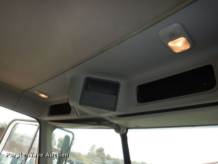 image for item DM8084 2005 Freightliner Columbia  semi truck