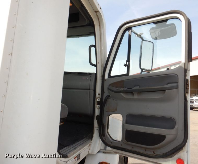 image for item DM8084 2005 Freightliner Columbia  semi truck