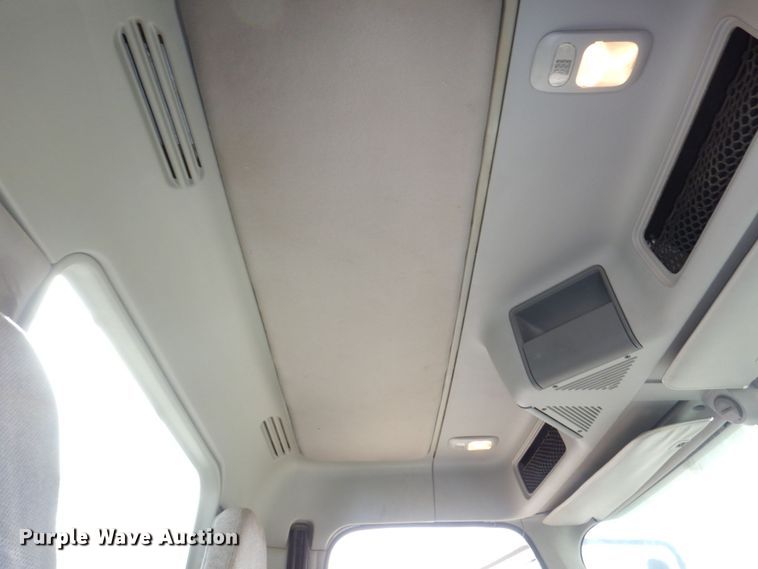 image for item DM8084 2005 Freightliner Columbia  semi truck