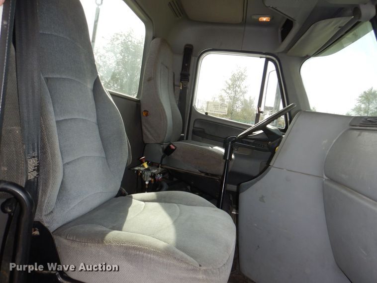 image for item DM8084 2005 Freightliner Columbia  semi truck