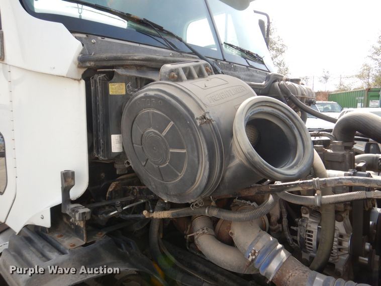 image for item DM8084 2005 Freightliner Columbia  semi truck