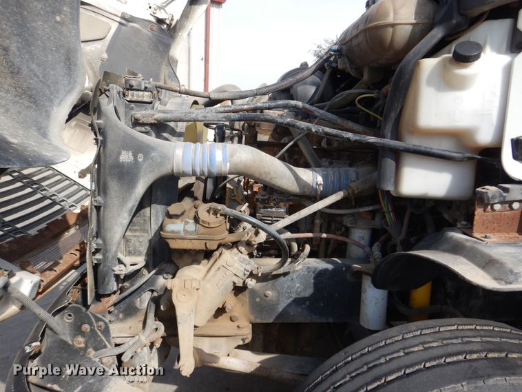 image for item DM8084 2005 Freightliner Columbia  semi truck