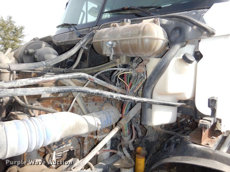 image for item DM8084 2005 Freightliner Columbia  semi truck