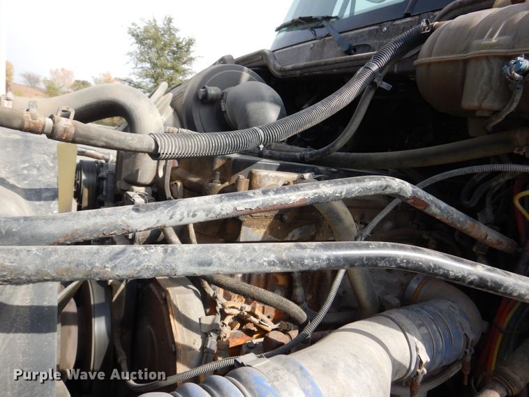 image for item DM8084 2005 Freightliner Columbia  semi truck