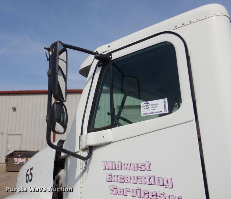 image for item DM8084 2005 Freightliner Columbia  semi truck