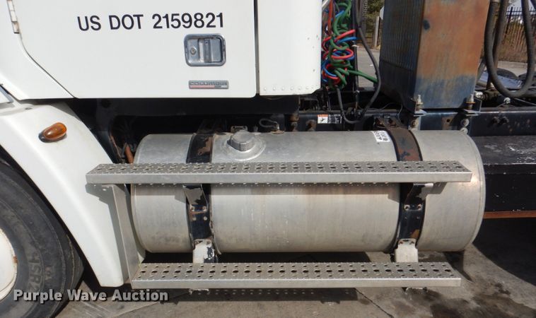 image for item DM8084 2005 Freightliner Columbia  semi truck