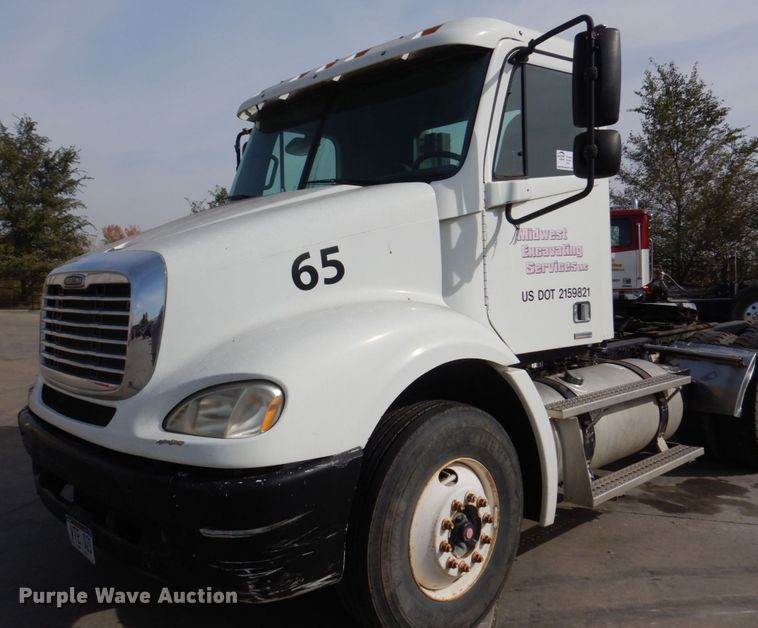 image for item DM8084 2005 Freightliner Columbia  semi truck