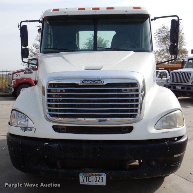 image for item DM8084 2005 Freightliner Columbia  semi truck