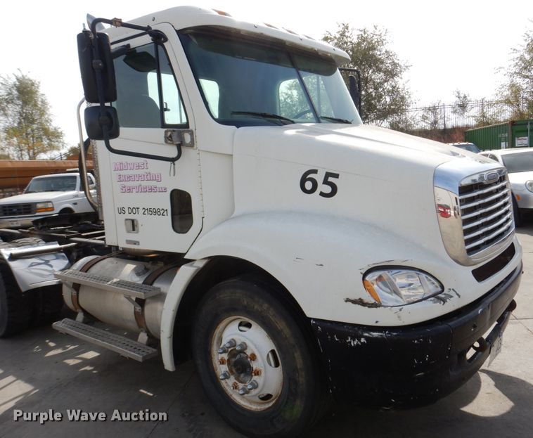 image for item DM8084 2005 Freightliner Columbia  semi truck