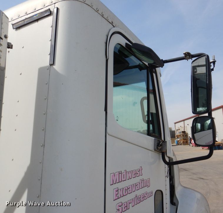 image for item DM8084 2005 Freightliner Columbia  semi truck