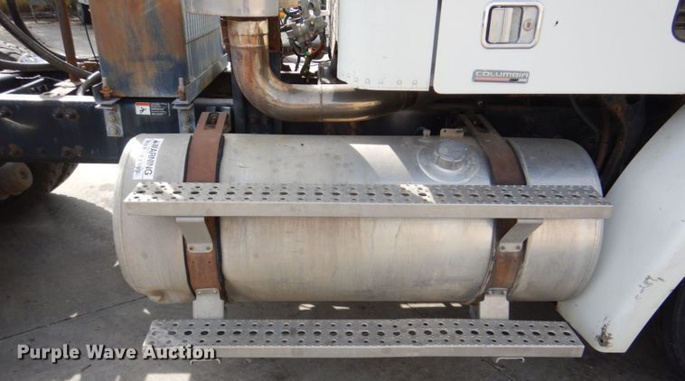 image for item DM8084 2005 Freightliner Columbia  semi truck