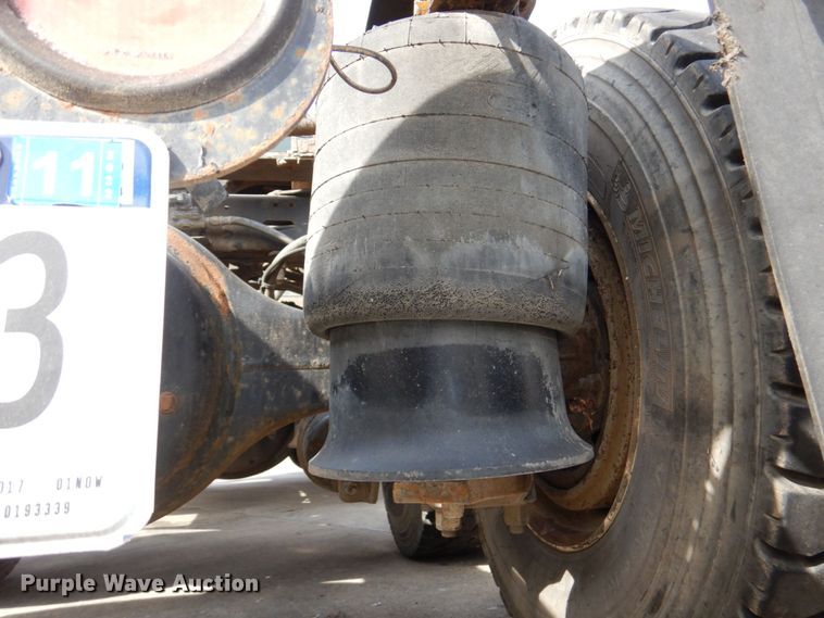 image for item DM8084 2005 Freightliner Columbia  semi truck