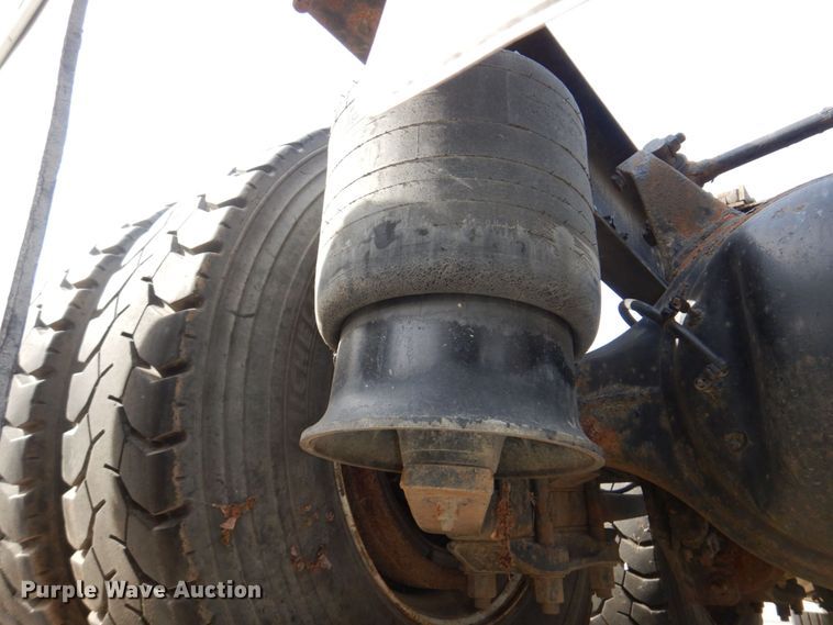 image for item DM8084 2005 Freightliner Columbia  semi truck