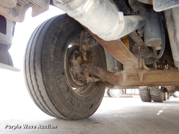 image for item DM8084 2005 Freightliner Columbia  semi truck