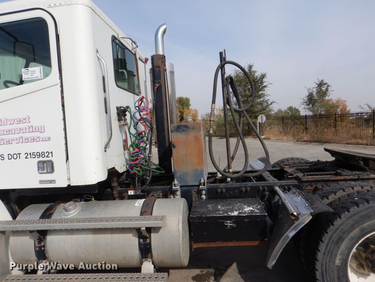 image for item DM8084 2005 Freightliner Columbia  semi truck