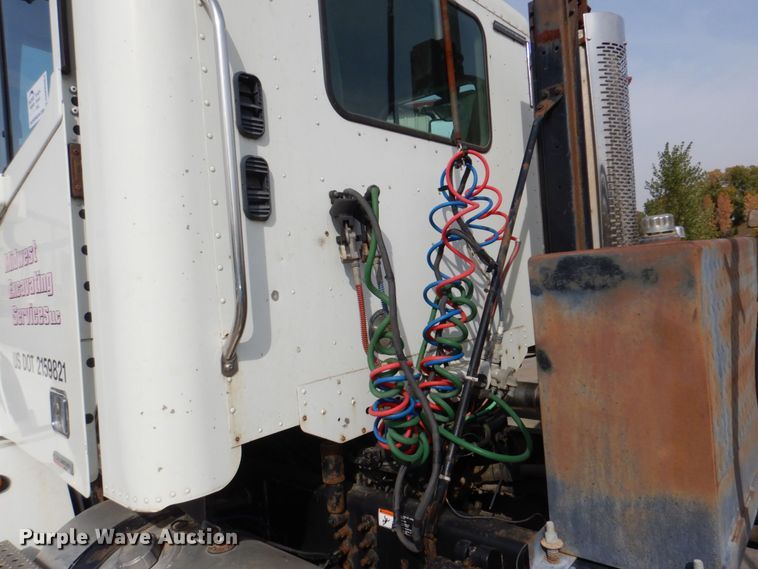 image for item DM8084 2005 Freightliner Columbia  semi truck