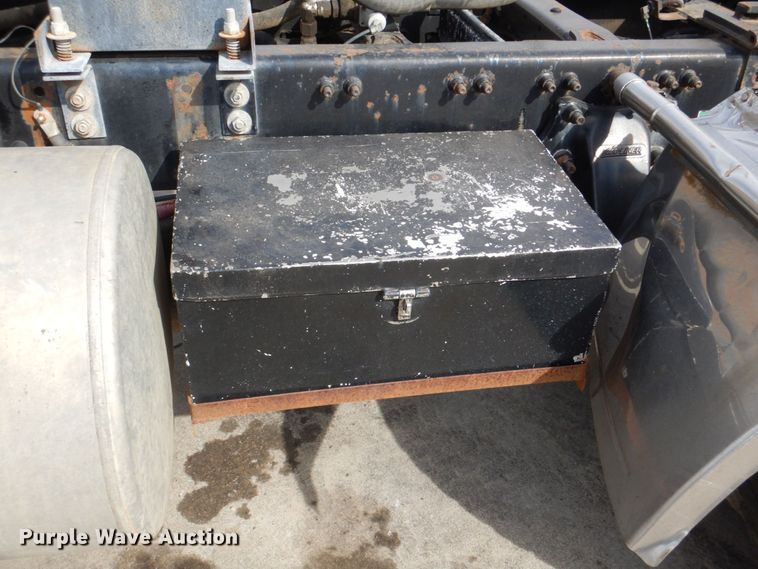 image for item DM8084 2005 Freightliner Columbia  semi truck