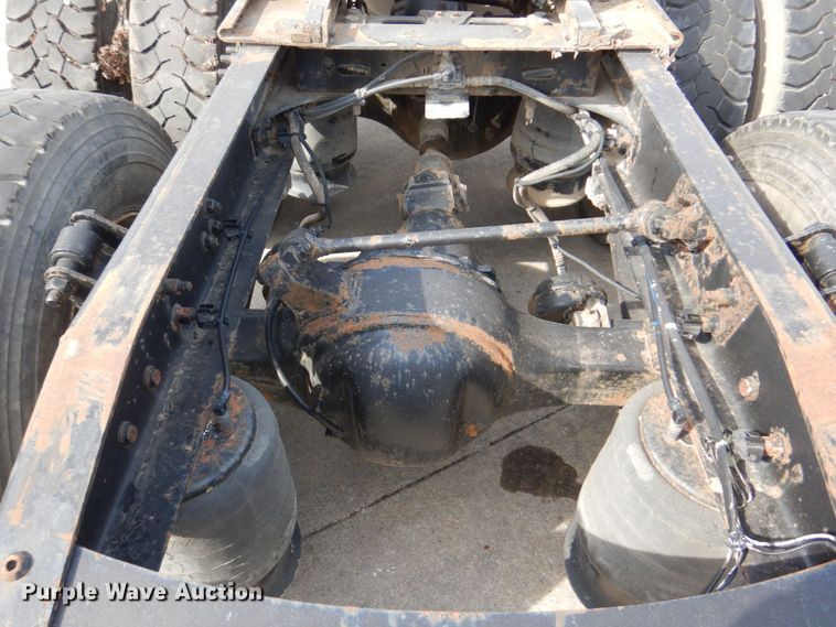 image for item DM8084 2005 Freightliner Columbia  semi truck