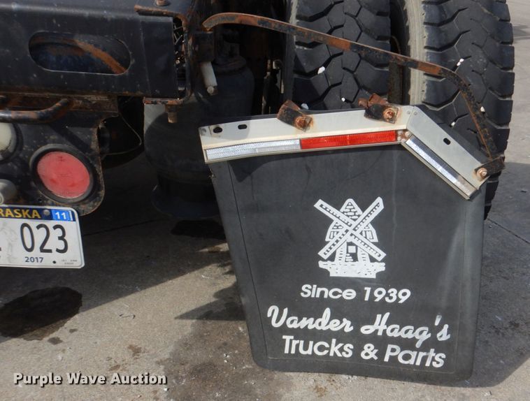 image for item DM8084 2005 Freightliner Columbia  semi truck