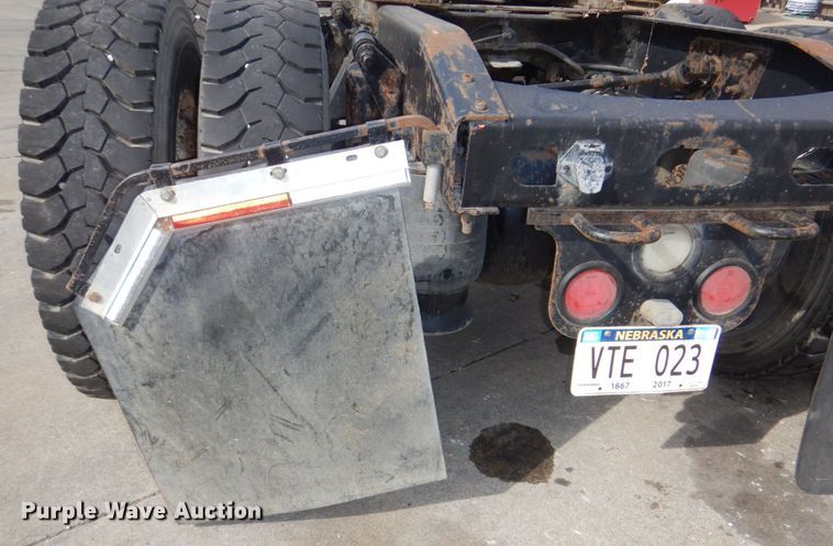 image for item DM8084 2005 Freightliner Columbia  semi truck