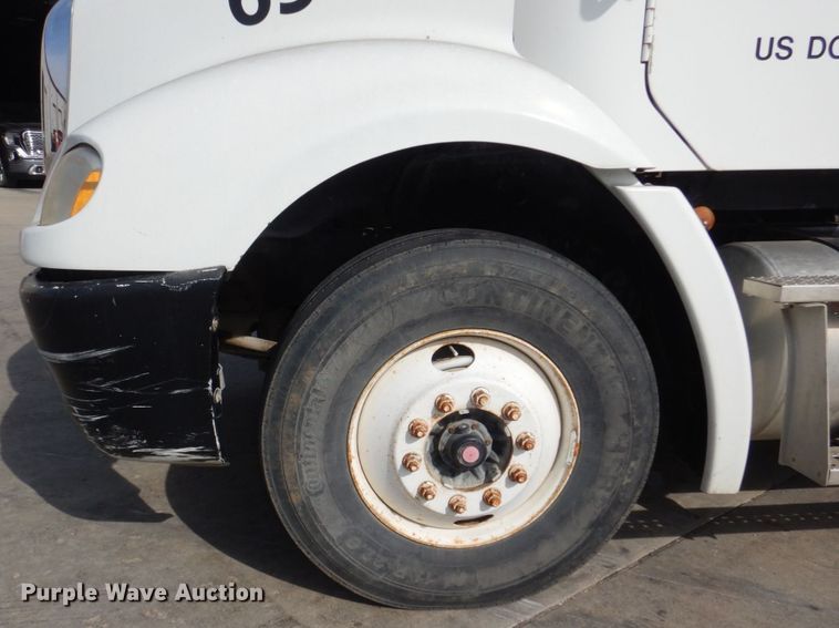 image for item DM8084 2005 Freightliner Columbia  semi truck