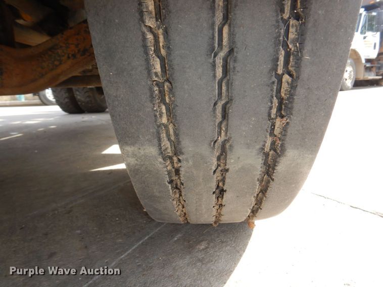 image for item DM8084 2005 Freightliner Columbia  semi truck